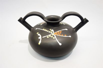 null André Baud (1903-1986)
Pichet de forme bombée à deux anses en céramique noire...