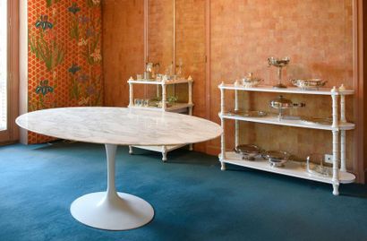 null Table de déjeuner ovale par Eero Saarinen, pied tulipe et plateau de marbre...