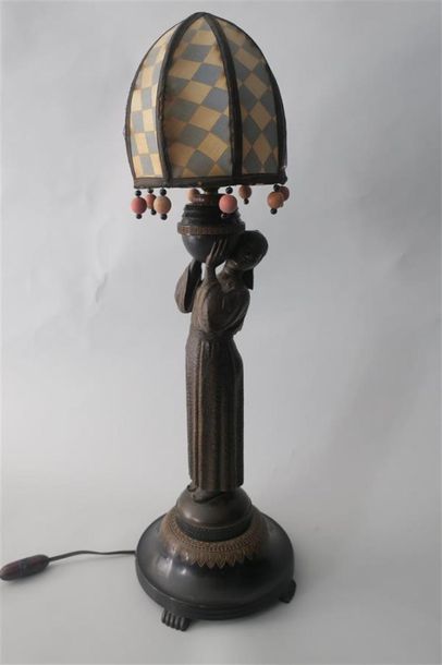 null TRAVAIL ETRANGER
Lampe en bois sculpté à décor d'une jeune femme portant un...
