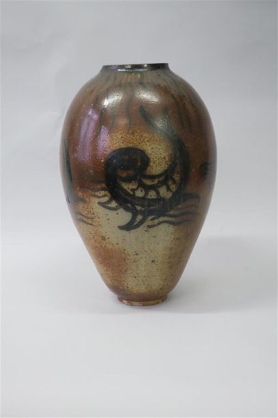 null Pierre Paulus (1881-1959). 
Vase en grès à corps ovoïde. Décor d'animaux stylisés...