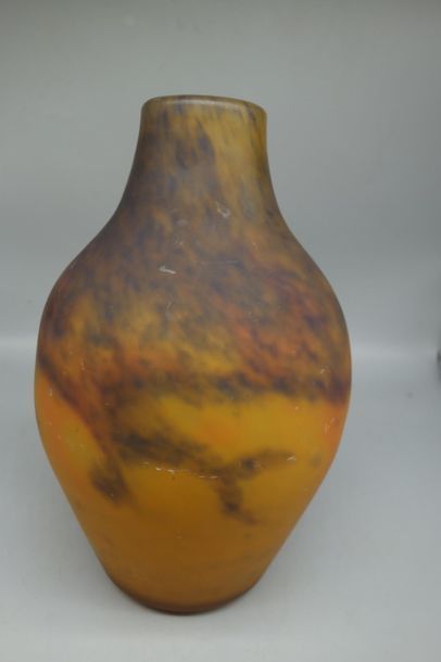 null MULLER FRERES - Lunéville
Vase ovoïde en verre marmoréen bleu orangé et jaune...