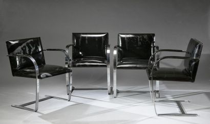 null Ludwig Mies Van Der Rohe (1886-1969)
Circa 1970
Suite de 4 chaises BNRO
Métal...