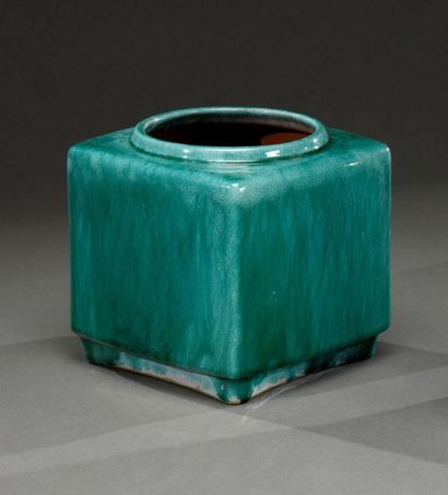 null Paul-Ami Bonifas (1893-1967)
Vase carré en céramique émaillée verte. 
H. 14,5...
