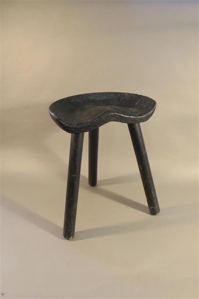 null Tabouret tripode à pieds cylindriques en bois de hêtre teinté noir et assise...