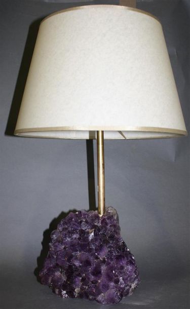 null TRAVAIL MODERNE
Bloc de quartz violet monté en pied de lampe sur base en bois....
