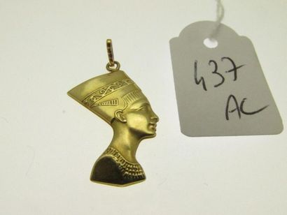 1 pendentif or au buste d'une égyptienne,...