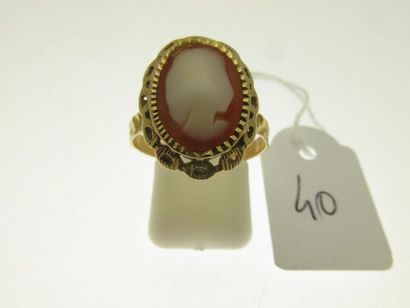 null 1 chiselled and openworked gold mounting ring set with a shell cameo (wear),...