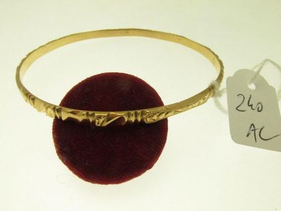 null 1 gold bangle with chiselled, humpbacked decoration 17.5g AC