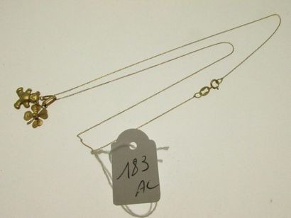 null 1 fine chaîne maille forçat 1 pendentif ourson 1 pendentif trèfle à quatre feuilles,...