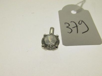 null 1 pendentif monture or gris serti d'une pierre, bossué PB 1,1g