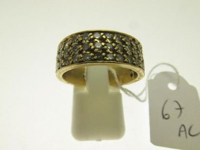 null 1 bague bandeau monture or ornée d'un pavage de petits diamants taille brillant...