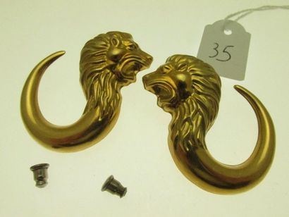 null 1 pair of gold ear studs decorated with lion heads, bearing the BASSANI signature...