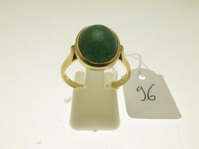 null 1 bague monture or sertie d'un cabochon d'agate mousse (petits chocs), bossuée...