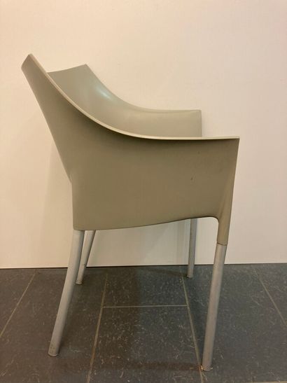 null Philippe STARCK

Série de sept fauteuils modèle DR.NO couleur mastic, édition...