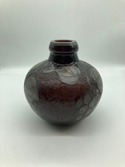 null D'ARGYL

Vase sphérique à petit col tubulaire renflé. Épreuve en verre brun...