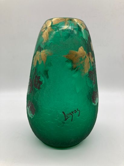 null LEGRAS

An ovoid vase with an inverted neck. Proof in dark green glass decorated...