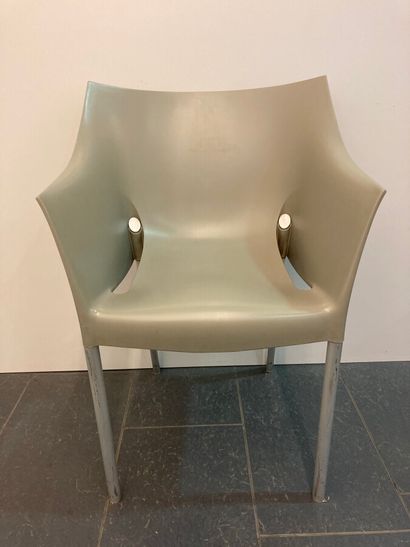 null Philippe STARCK

Série de sept fauteuils modèle DR.NO couleur mastic, édition...