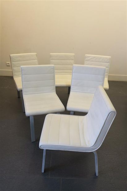 null Série de six chaises garnies de cuir blanc à accoudoirs galbés et piétement...