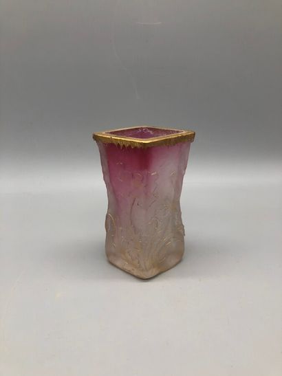 null DAUM

Vase à corps tubulaire losangé. Épreuve en verre dégradé blanc et rose....