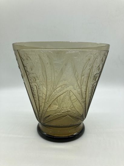 null VERREX 

Conical vase on a ringed heel. Proof in smoked glass with geometrical...