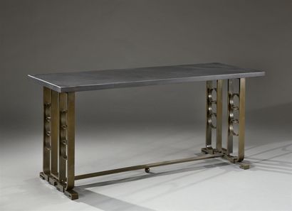 null Edgar Brandt (attribuée à)

Table console en bronze patiné et plateau en marbre...