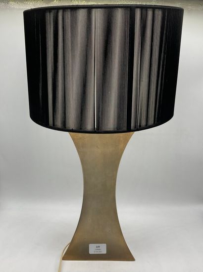 null Lampe à fût en métal brossé, de forme triangulaire.

Circa 1970. 

H. 40 cm