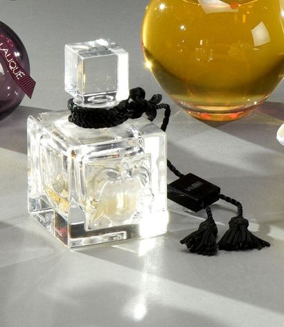 null CRISTAL LALIQUE

Masque de femme" perfume bottle (dummy). White blown and moulded...
