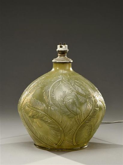 null René LALIQUE (1860-1945)

Vase "Plumes" (model created in 1920) mounted in lamp...