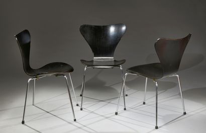 null Suite of three chairs by Arne Jacobsen, Fritz Hansen edition, series 7, in black...