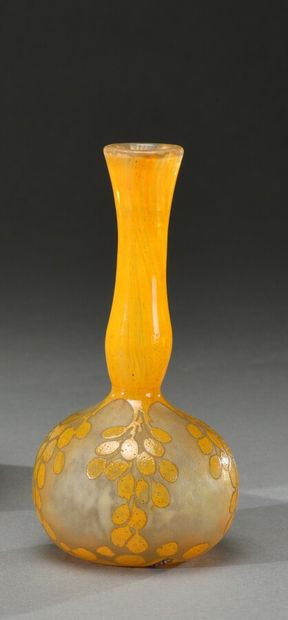 null LE VERRE FRANCAIS

Vase ovoïde à long col renflé. Épreuve en verre doublé orange...