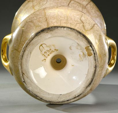 null Jean MAYODON (1893-1967)

Lampe de table en céramique à long col conique sur...