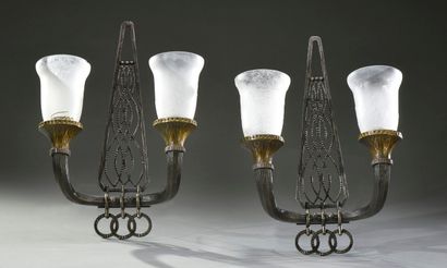 null Charles PIGUET (1887-1942)

Paire d'appliques en fer forgé à deux bras de lumières...