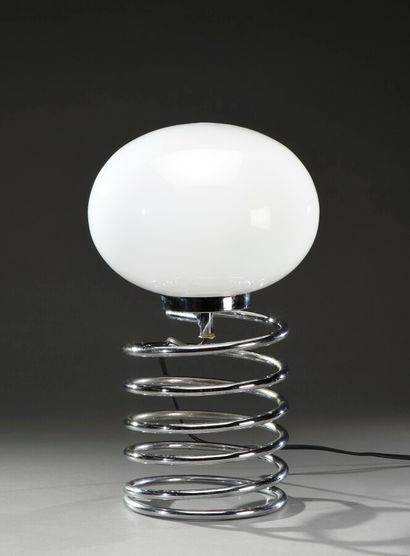 null Ingo Maurer (1932 - 2020). Table lamp, chromed spring base, white opaline. Circa...
