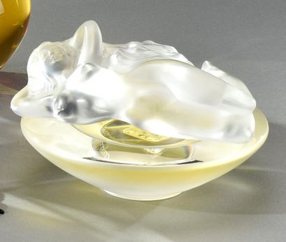 null CRISTAL LALIQUE

Flacon de parfum " Femme nue " (factice). Épreuves en cristal...