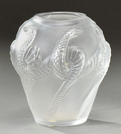 null LALIQUE CRYSTAL

Serpents enroulés" vase in white pressed satin and polished...