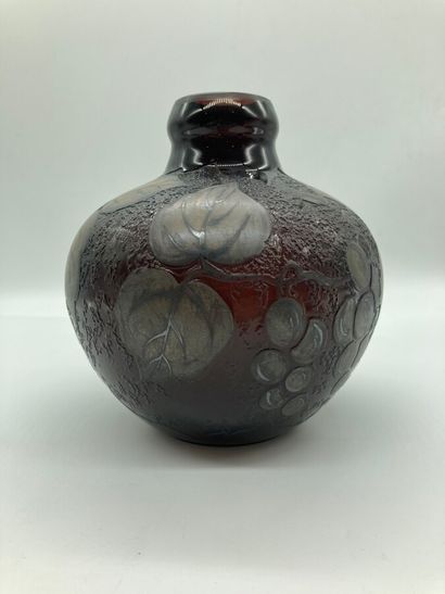 null D'ARGYL

Vase sphérique à petit col tubulaire renflé. Épreuve en verre brun...