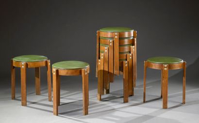 null Série de 8 tabourets empilables en bois assise en simili cuir vert.

H. 43 cm...