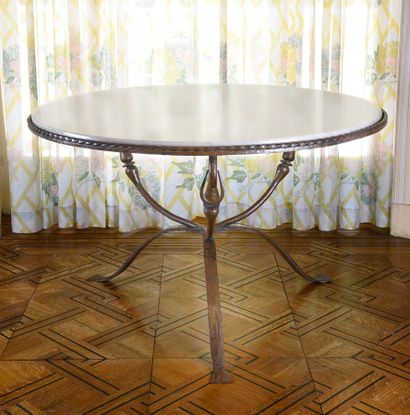 null 40'S WORK

Round table with a patinated wrought iron base and three curved legs...