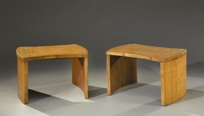 null Pair of bamboo veneered bedside tables with curved sides and top. 

French work,...