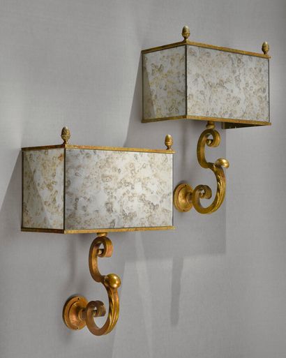 null FRENCH WORK 1940

Pair of sconces decorated with small acorns in the upper part...