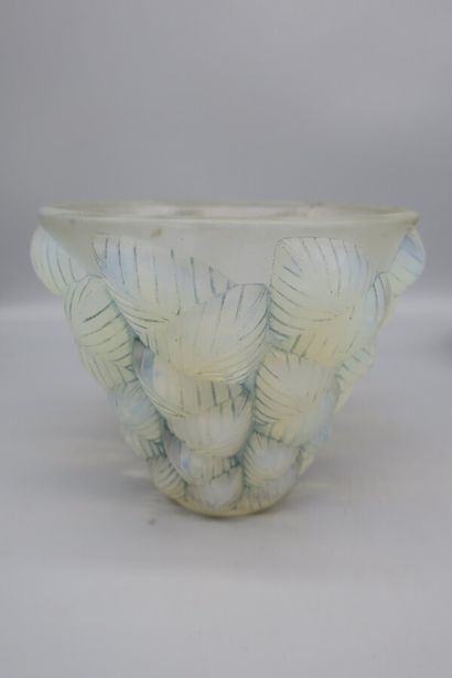 null René LALIQUE (1860-1945) 

Vase " Ormeaux " (modèle créé en 1926	). Épreuve...