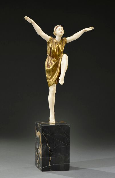 null Lucien ALLIOT (1877-1967)

" Danseuse bras levés ". Chryséléphantine à tête,...