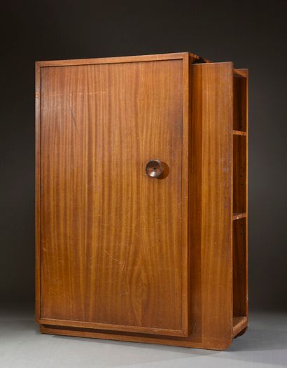 null André SORNAY (1902-2000)

Cupboard with quadrangular body, 1934, in varnished...
