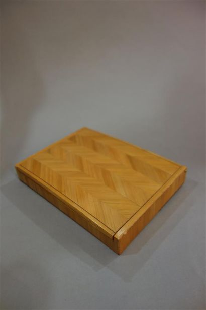 null TOBACCO COMPANY

Box with quadrangular body in straw marquetry and herringbone...