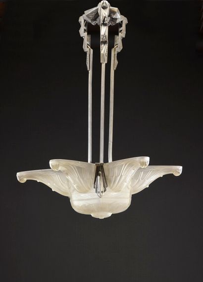 null Georges LELEU (attributed to) 

Hanging lamp with silver plated metal frame...