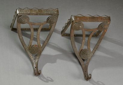 null Charles PIGUET (attributed to)

Pair of small wrought iron brackets with grooved...