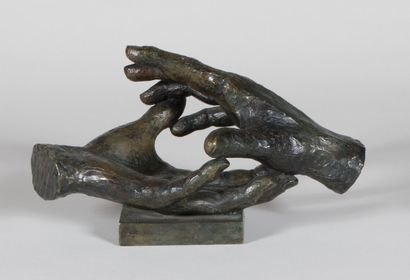 Léon LANDRIVON (1935). 
Les mains. 
Bronze...
