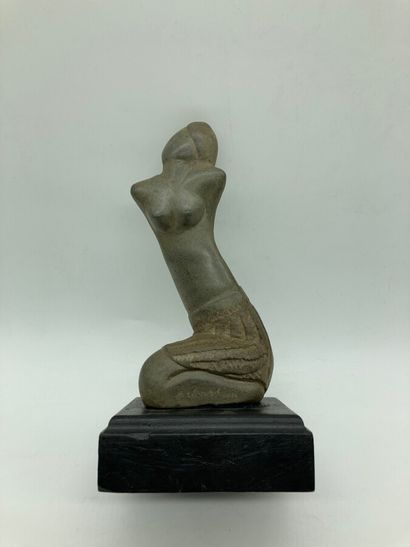 null SÉBASTIEN (1909-1990).

Kneeling woman.

Carved marble.

Signed on the base.

Height...