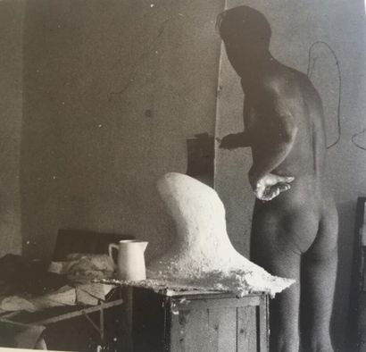 null Salvador Dali (1904-1989).

Buste Rhinocérontique de la Dentellière de Vermeer,...