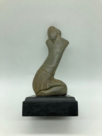 null SÉBASTIEN (1909-1990).

Kneeling woman.

Carved marble.

Signed on the base.

Height...